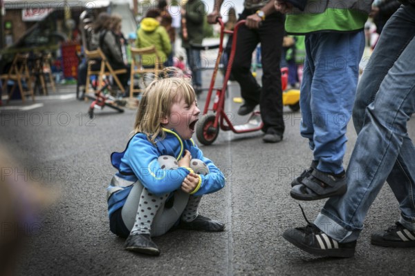 DEU Germany Germany Berlin Children play on Gudvanger Straße, which has been declared the city's
