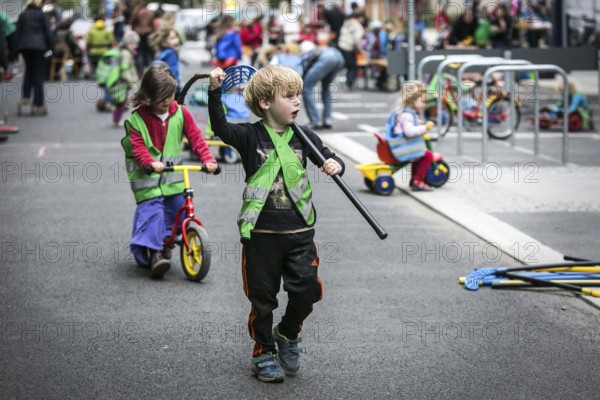 DEU Germany Germany Berlin Children play on Gudvanger Straße, which has been declared the city's