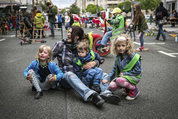 DEU Germany Germany Berlin Children play on Gudvanger Straße, which has been declared the city's