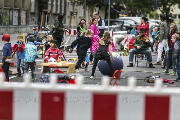 DEU Germany Germany Berlin Children play on Gudvanger Straße, which has been declared the city's
