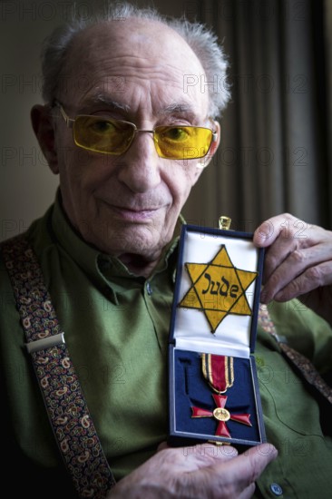 DEU Germany Germany Berlin The Jewish witness Walter Frankenstein with his Jewish star from 1942