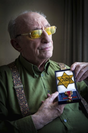 DEU Germany Germany Berlin The Jewish witness Walter Frankenstein with his Jewish star from 1942