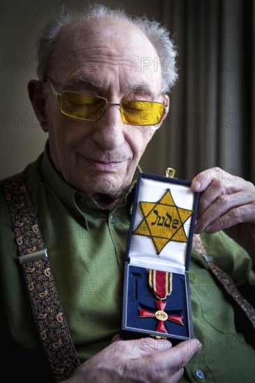 DEU Germany Germany Berlin The Jewish witness Walter Frankenstein with his Jewish star from 1942