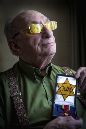 DEU Germany Germany Berlin The Jewish witness Walter Frankenstein with his Jewish star from 1942