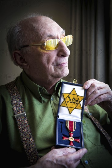 DEU Germany Germany Berlin The Jewish witness Walter Frankenstein with his Jewish star from 1942