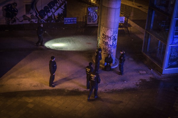 DEU Germany Germany Berlin scene on the Warsaw Bridge in Berlin-Friedrichshain. Police look after a