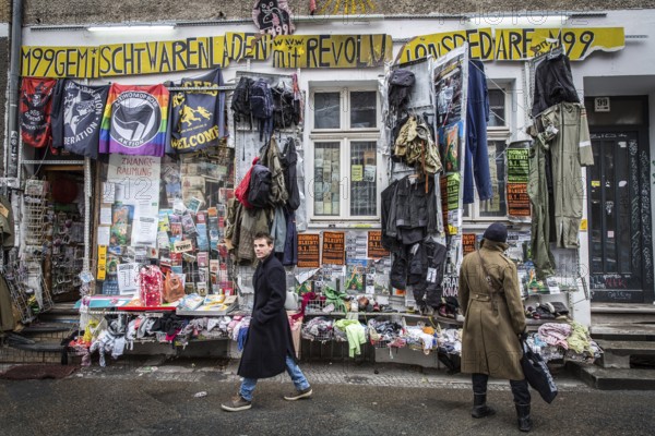 DEU Germany Germany Berlin Hans Georg Lindenau with his 'general store for revolutionary needs' on