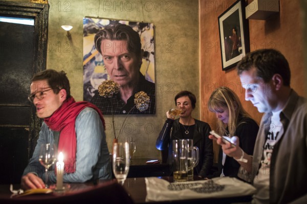 DEU Germany Germany Berlin David Bowie birthday party at 'Das neue Ufer' with karaoke songs and