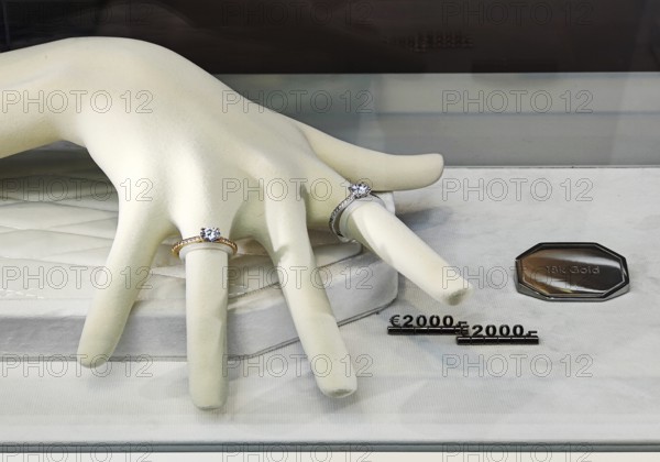 Very expensive rings made of 18k gold in a display by a jeweler in Tauentzienstraße, Luxuswaren,