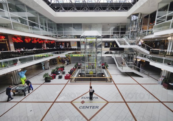 Europa-Center, shopping center, western courtyard with Bernard Gitton's flowing time clock,
