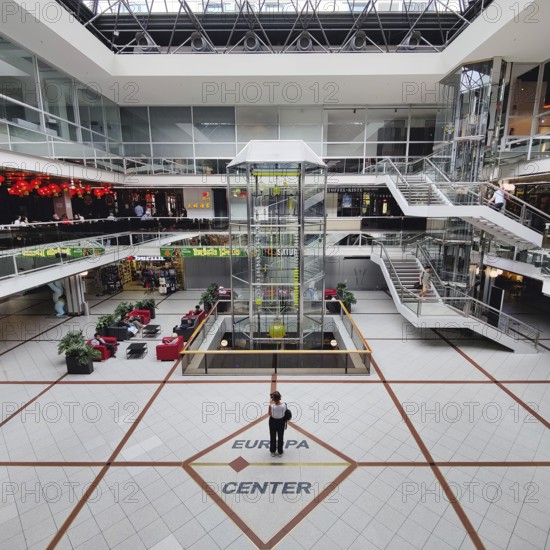 Europa-Center, shopping center, western courtyard with Bernard Gitton's flowing time clock,
