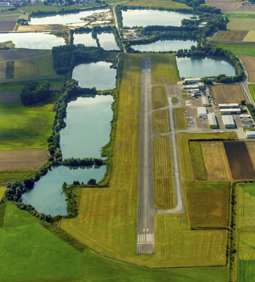 Straubing airfield, EDMS, Flugplatz Straubing-Wallmühle GmbH, commercial airfield, runway, runway,