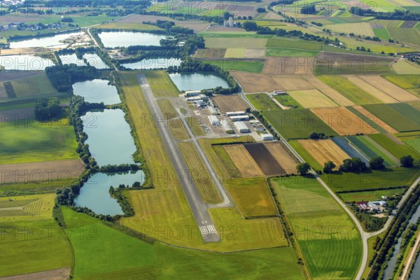 Straubing airfield, EDMS, Flugplatz Straubing-Wallmühle GmbH, commercial airfield, runway, runway,