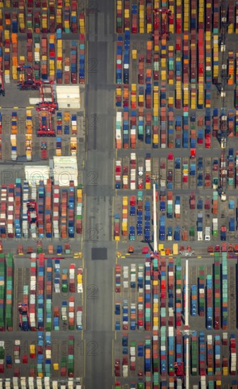 Straddle carrier, container transporter, container port Hamburg, CTA, Container Terminal