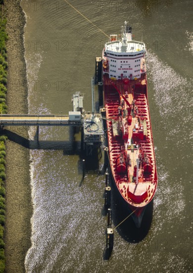 Gas tanker being unloaded, Hamburg harbour, Elbe, Hamburg, Free and Hanseatic City of Hamburg,