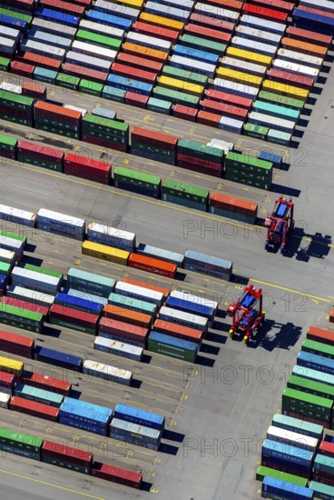 Straddle carrier, container transporter, container port Hamburg, CTA, Container Terminal