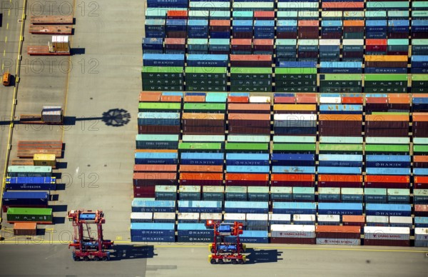 Straddle carrier, container transporter, container port Hamburg, CTA, Container Terminal