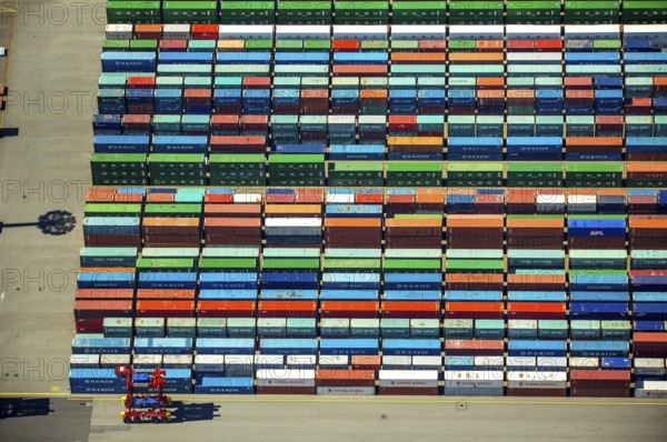 Straddle carrier, container transporter, container port Hamburg, CTA, Container Terminal