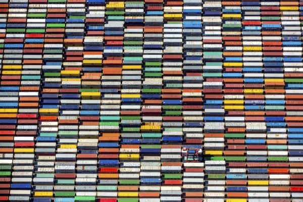 Straddle carrier, container transporter, container port Hamburg, CTA, Container Terminal