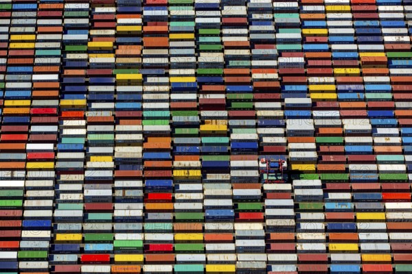 Straddle carrier, container transporter, container port Hamburg, CTA, Container Terminal