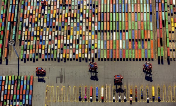 Straddle carrier, container transporter, container port Hamburg, CTA, Container Terminal