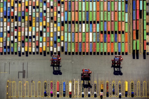 Straddle carrier, container transporter, container port Hamburg, CTA, Container Terminal