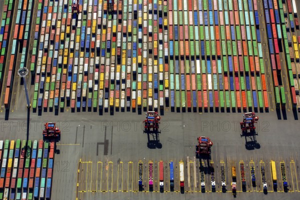Straddle carrier, container transporter, container port Hamburg, CTA, Container Terminal