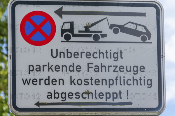 Traffic sign at Holtenauer Hafen, parking ban, towing unauthorized vehicles, picture, tow truck,