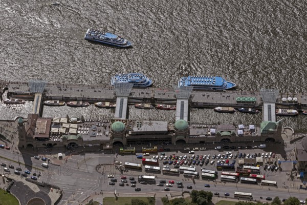 St.Pauli, Landungsbrücken an der Elbe, Entrance Alter Elbtunnel, Captain Prüsse, Hamburg harbour,