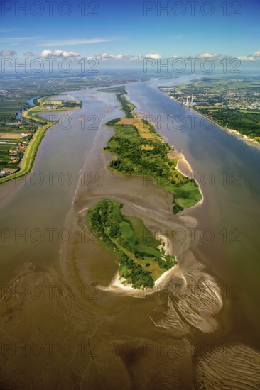Elbe, tidal flats at low tide on an island in the Elbe near Wedel and Jork, Wedel, Lower Saxony,