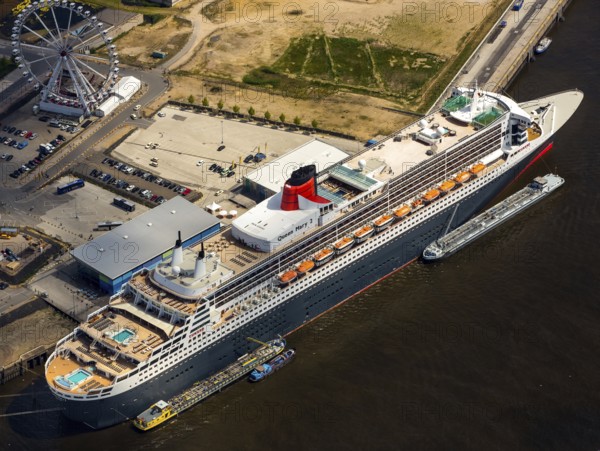 Cruise terminal, Unilever House cruise ship Queen Mary 2, Hamburg harbour, Elbe, Hamburg, Free and