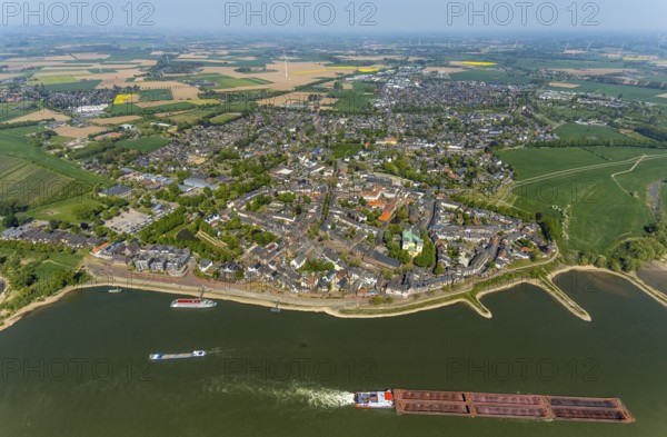 Aerial view, town view Rees, river Rhine, catholic church St. Mariä Himmelfahrt, Rheinterrassen