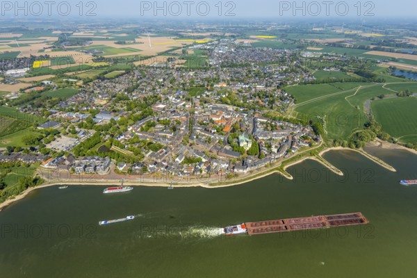 Aerial view, town view Rees, river Rhine, catholic church St. Mariä Himmelfahrt, Rheinterrassen