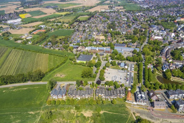 Aerial view, view of Rees, terraced houses on the banks of the Rhine, Aspel grammar school, Rees