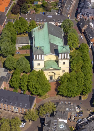 Aerial view, city centre view, catholic church St. Mariä Himmelfahrt, Rees, Lower Rhine, North