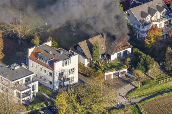 Several callers reported a fire with heavy smoke on Bergerstraße in Mülheim-Menden at 2.57 pm