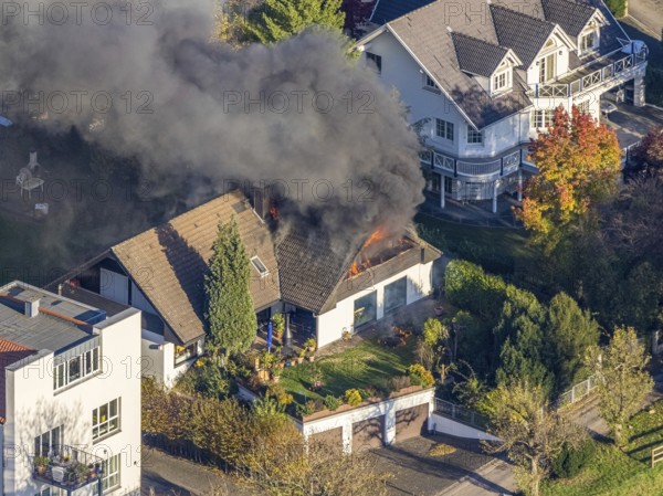 Several callers reported a fire with heavy smoke on Bergerstraße in Mülheim-Menden at 2.57 pm