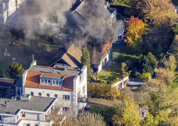 Several callers reported a fire with heavy smoke on Bergerstraße in Mülheim-Menden at 2.57 pm