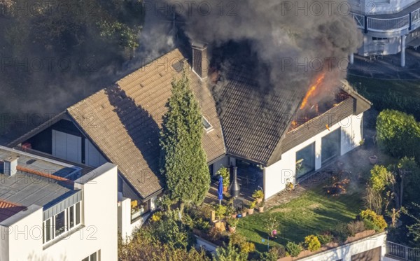 Several callers reported a fire with heavy smoke on Bergerstraße in Mülheim-Menden at 2.57 pm