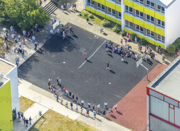 Aerial photo, school Am Gelben Morgen, pupils in the schoolyard, pandemic fear, corona virus,