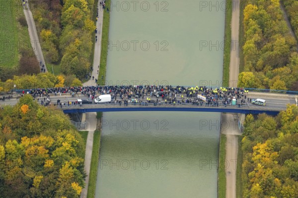 Aerial photo, thousands of spectators watched with great interest as the Gersteinwerk chimney was