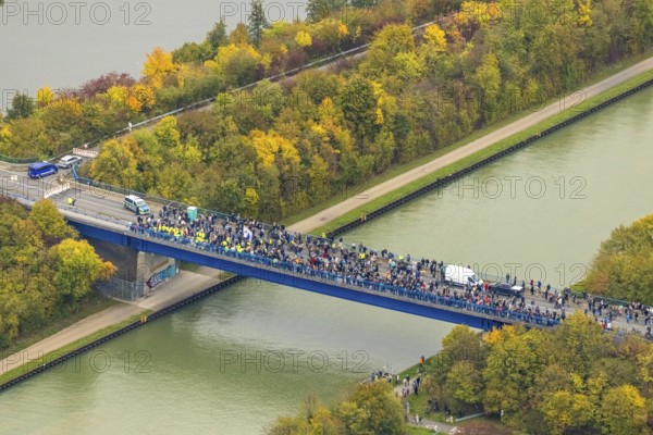 Aerial photo, thousands of spectators watched with great interest as the Gersteinwerk chimney was