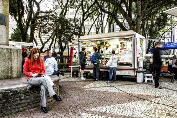 Feira de comida de rua na Praça da Ucrânia. Curitiba, Paraná, Brasil. / Food trucks at Ucrania