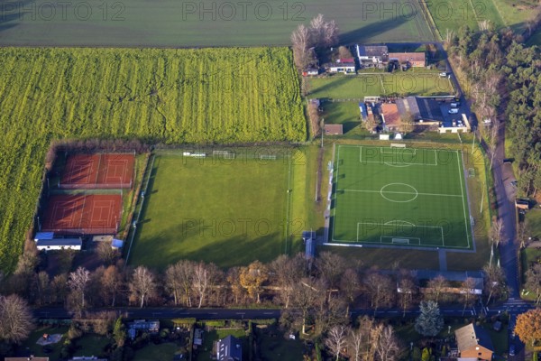 Aerial view of the football ground ofDJK Blau-Weiß Lavesum 1931 and tennis court in the district