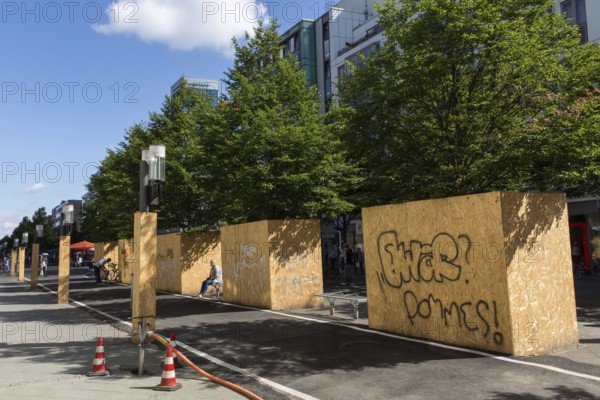 DEU Germany Germany Berlin View of the pedestrian zone on Wilmersdorfer Strasse, where the trees