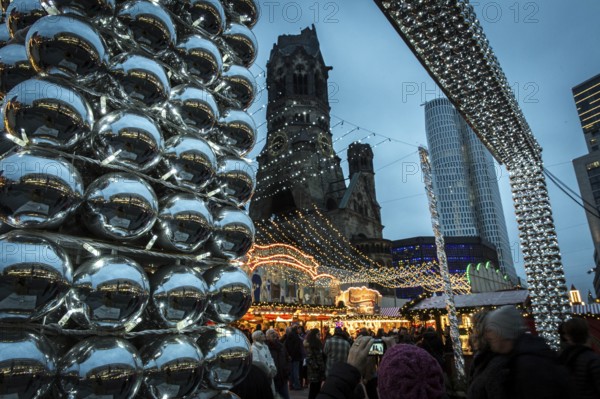 DEU Germany Germany Berlin Scene at the Christmas market at the Gedächniskirche in