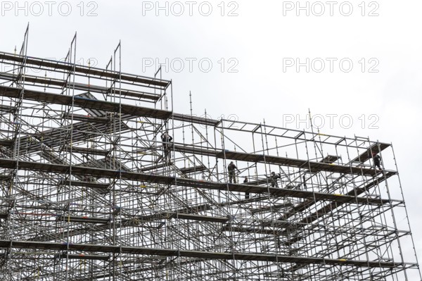 DEU Germany Germany Berlin Dismantling scaffolding at Potsdamer Platz. The Beisheim Centre in the