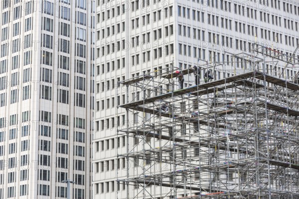 DEU Germany Germany Berlin Dismantling scaffolding at Potsdamer Platz. The Beisheim Centre in the
