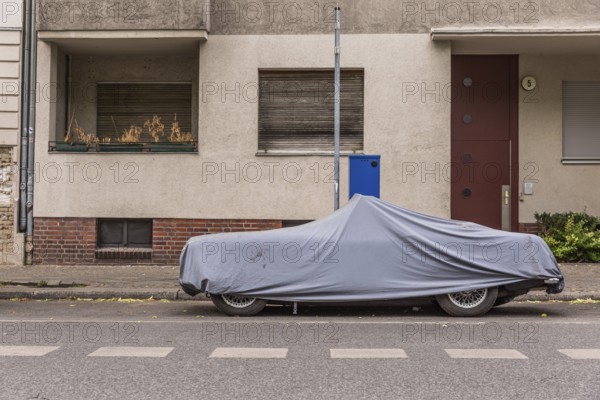 DEU Germany Germany Berlin A covered car stands in front of a parking ticket machine in