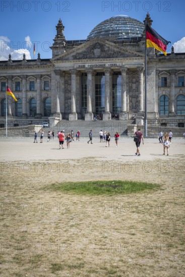 DEU Germany Germany Berlin Tourists in front of the Reichstag, where the drought has destroyed the